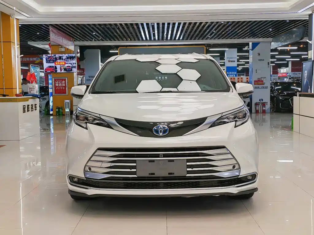Toyota Sienna — миниатюра 2