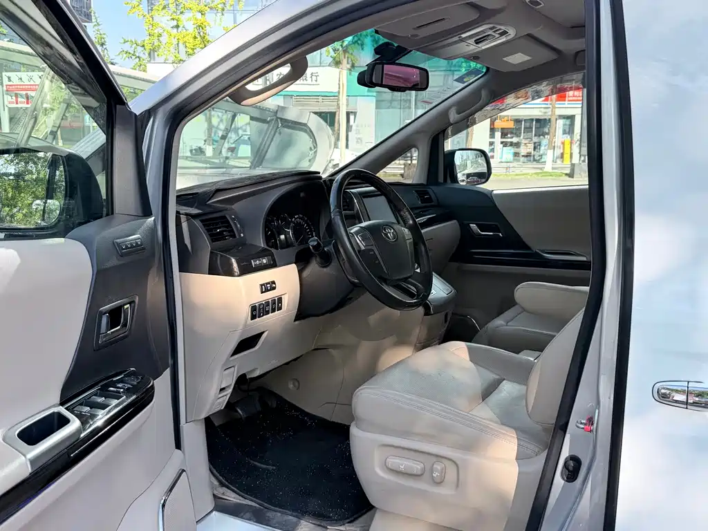 Toyota Alphard — миниатюра 7