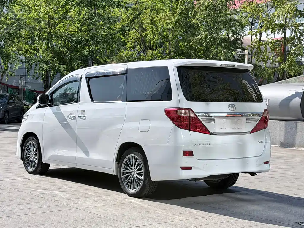 Toyota Alphard — миниатюра 4