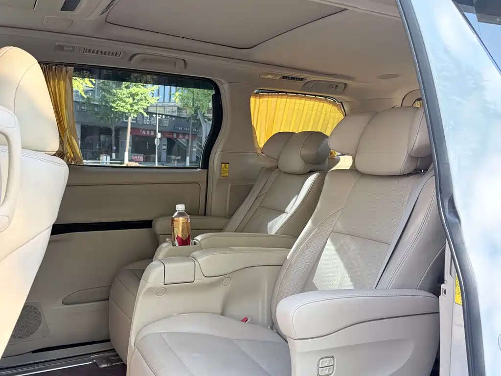 Toyota Alphard — миниатюра 10
