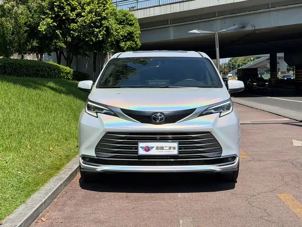 Toyota Sienna — миниатюра 2