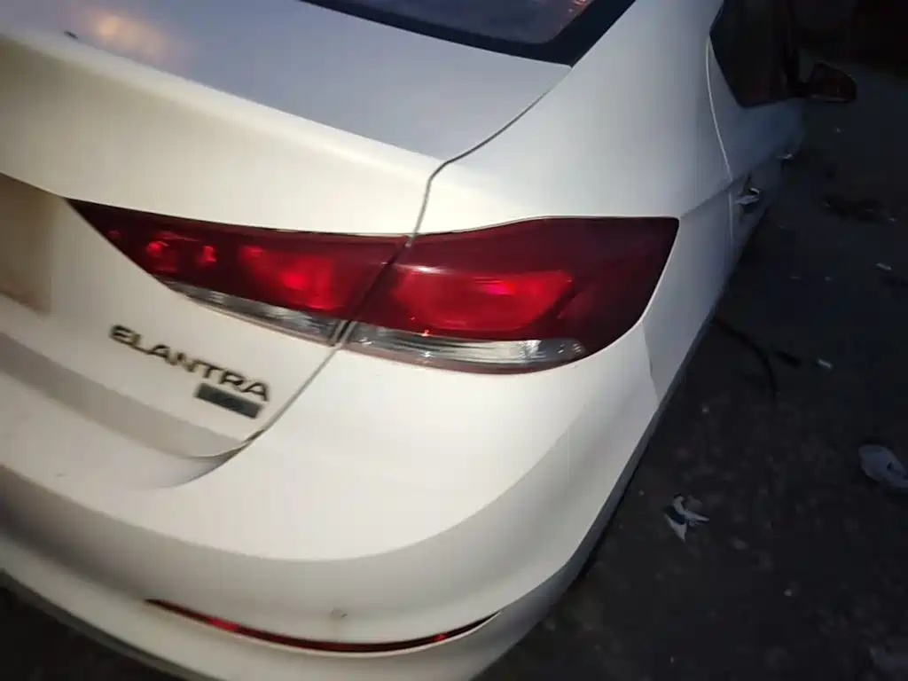 Hyundai Elantra — миниатюра 8