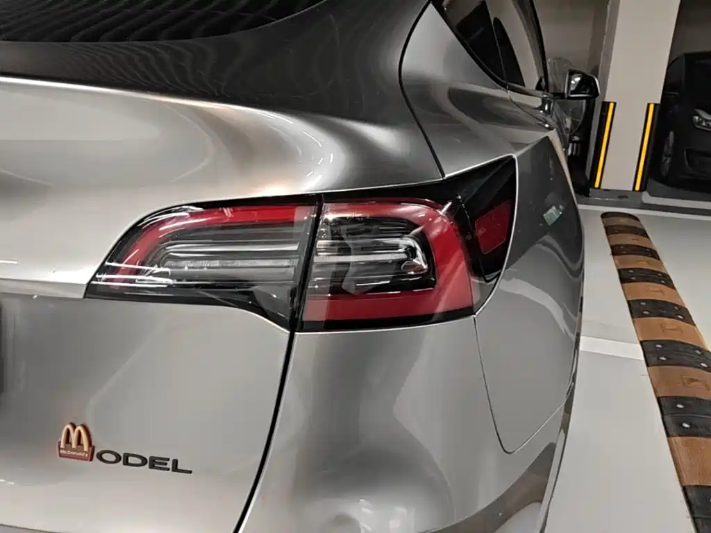 Tesla Model Y — миниатюра 8