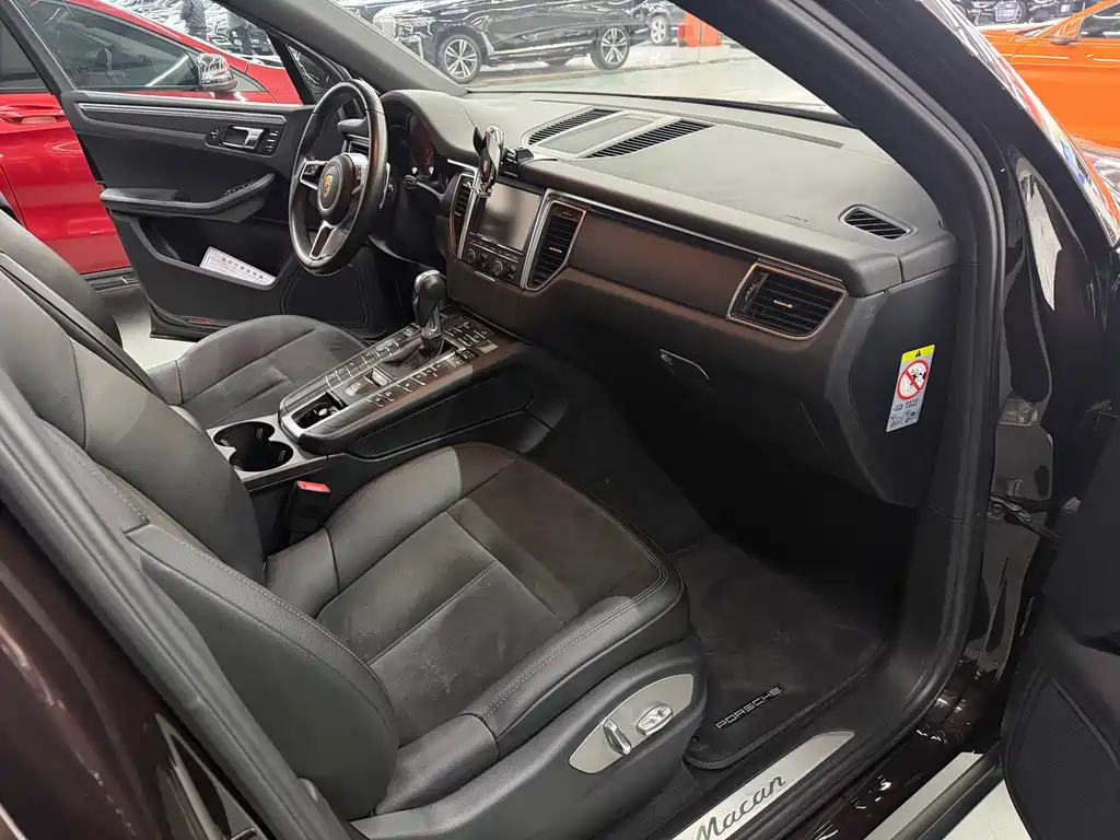 PORSCHE MACAN