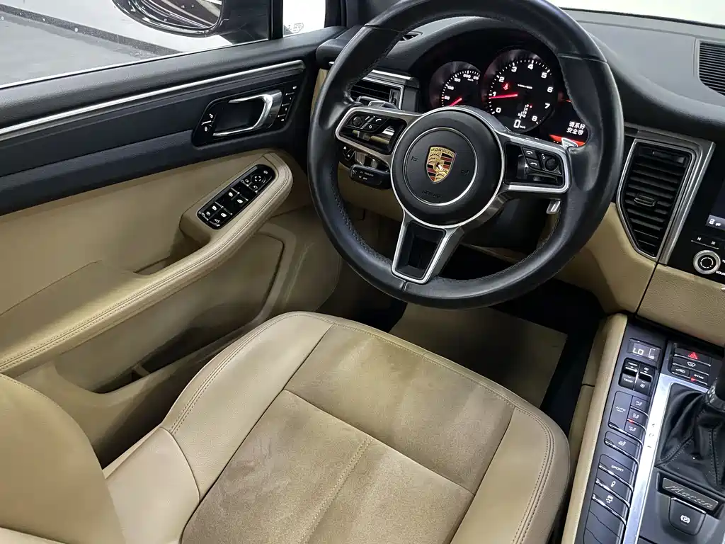 PORSCHE MACAN