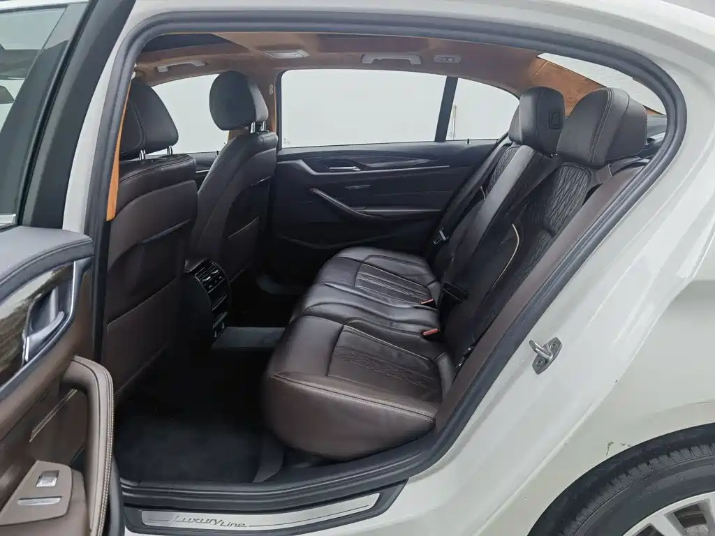 BMW 5 Series — миниатюра 15