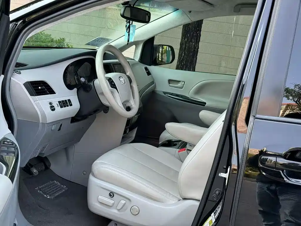 Toyota Sienna — миниатюра 6