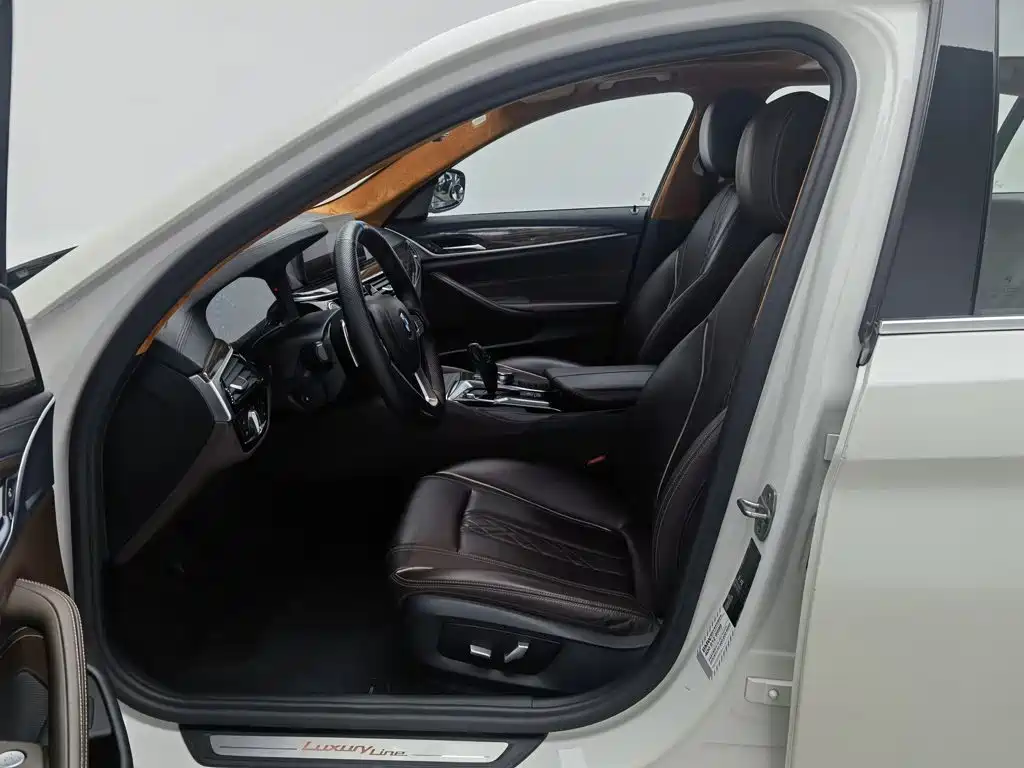 BMW 5 Series — миниатюра 10