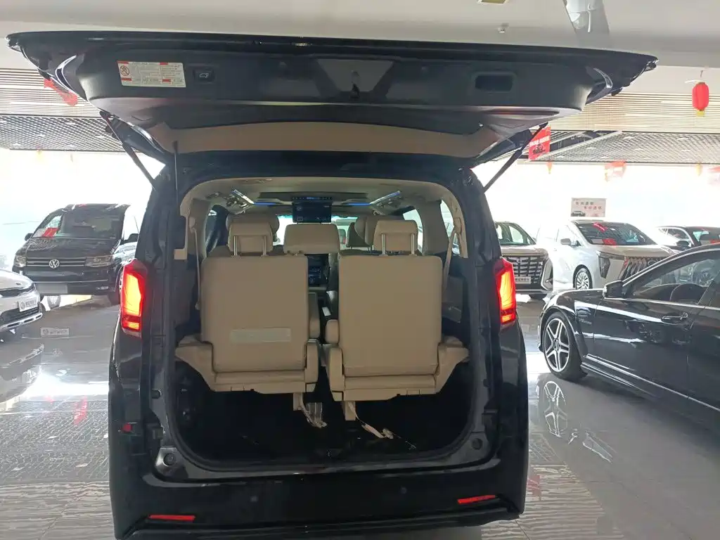 Toyota Alphard — миниатюра 10