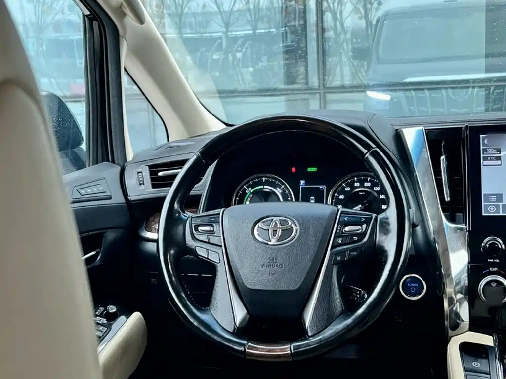 Toyota Alphard — миниатюра 20