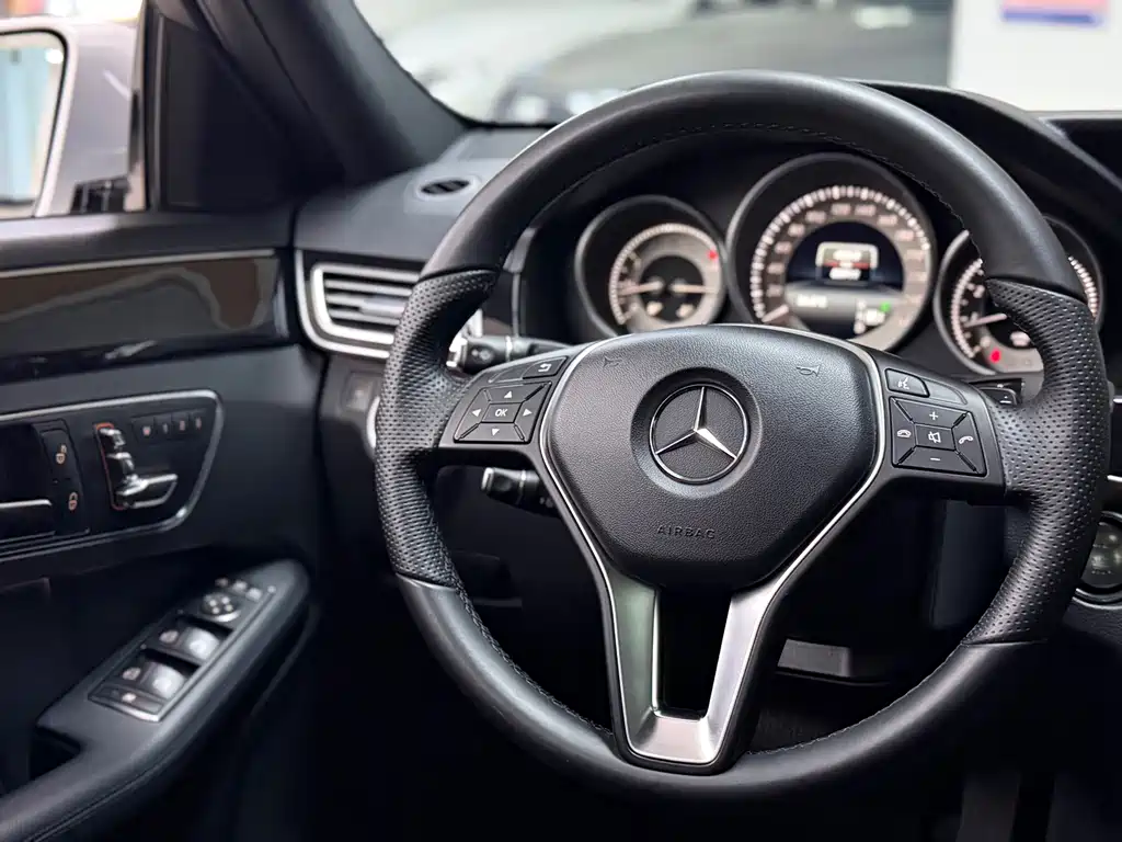 Mercedes-Benz E-Class — миниатюра 7