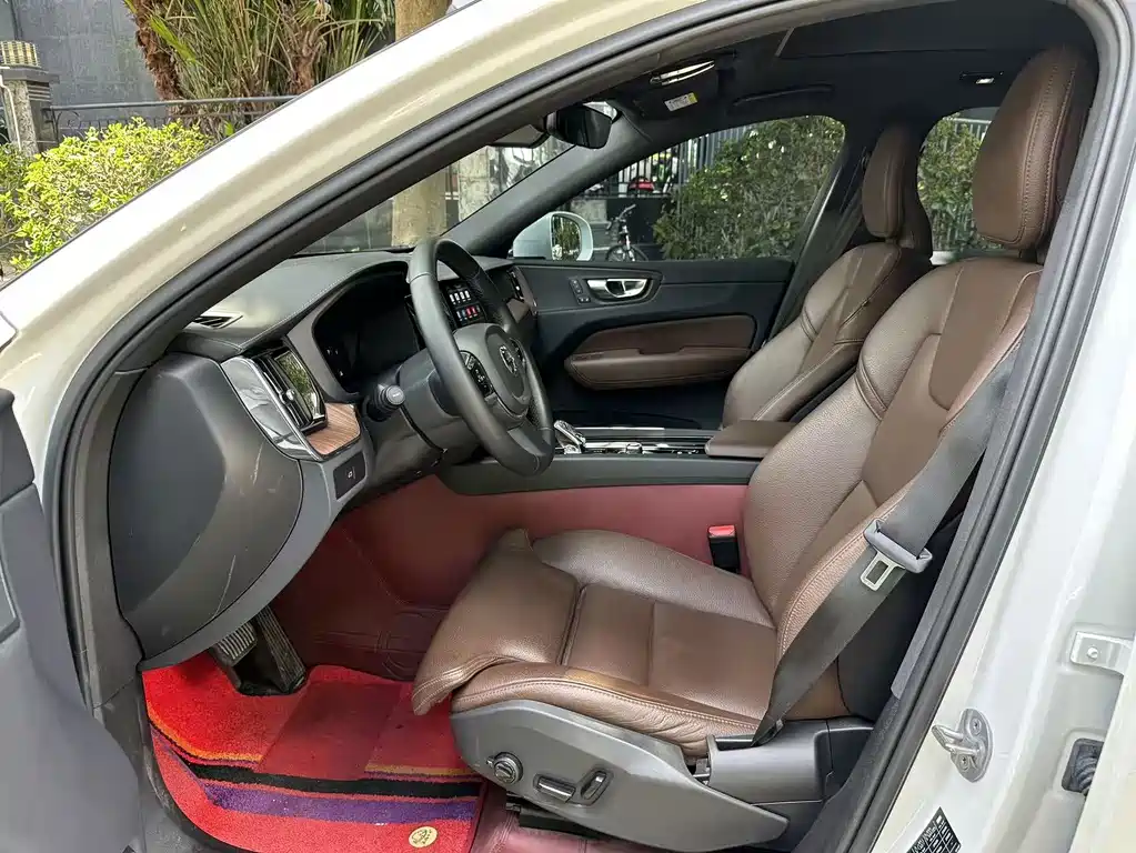 Volvo XC60 - фото 4