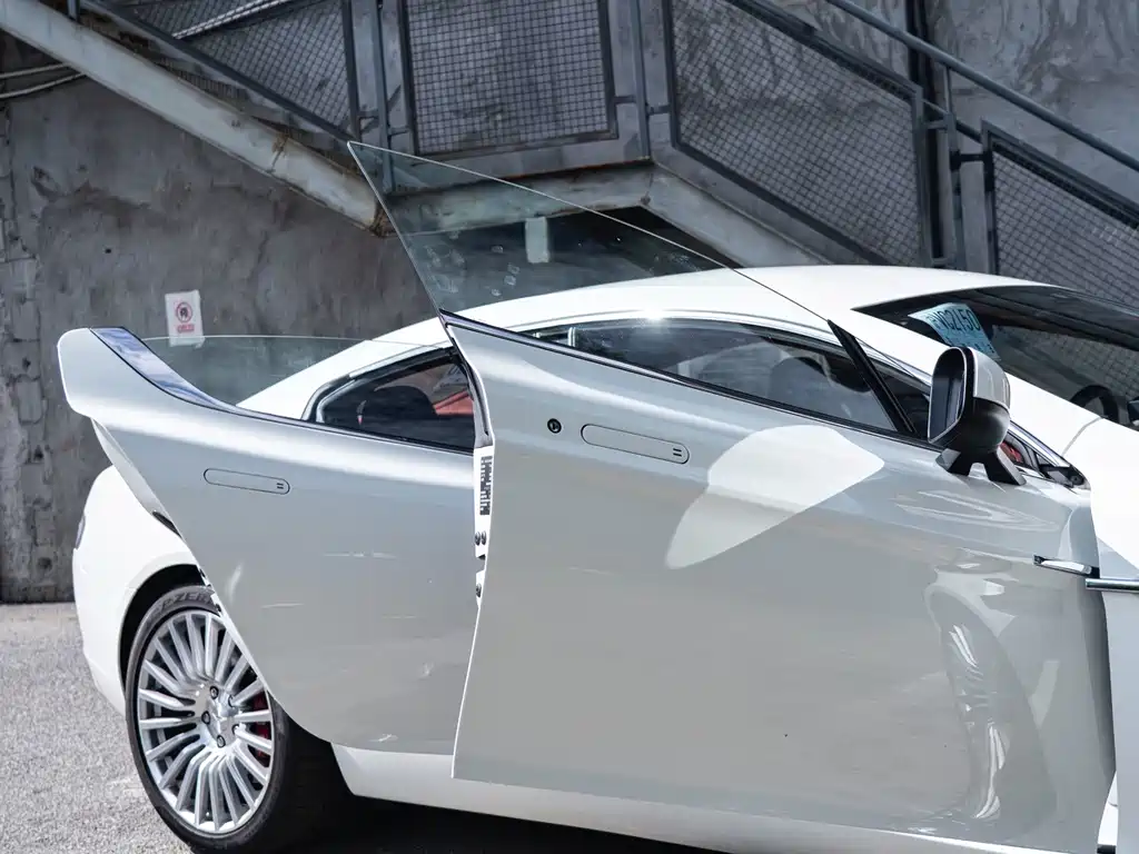 Aston Martin Rapide — миниатюра 5
