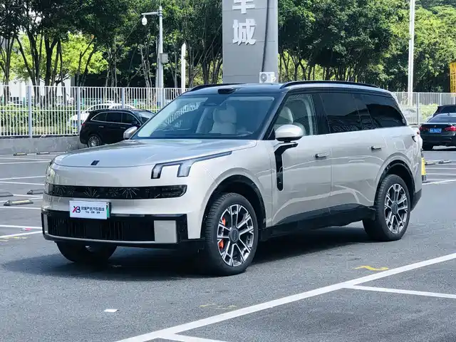 2025 Lynk & Co 900