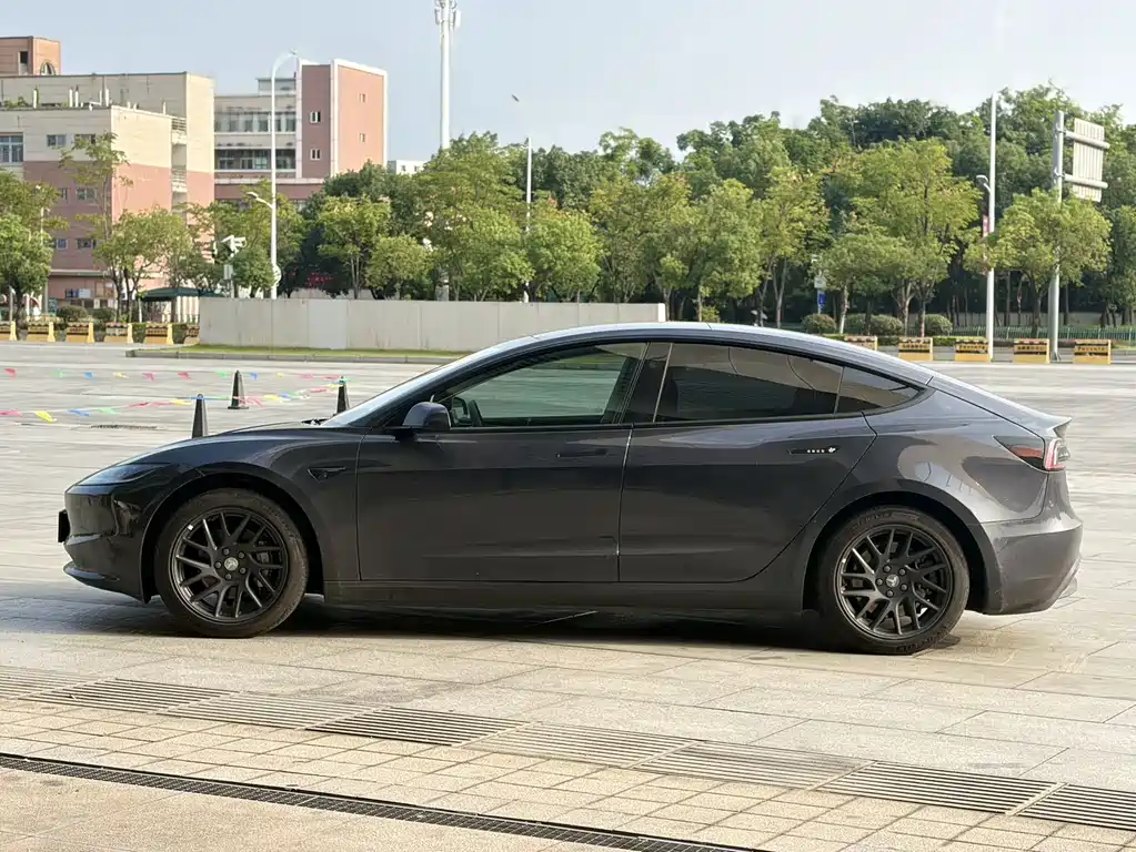 Tesla Model 3 — миниатюра 4