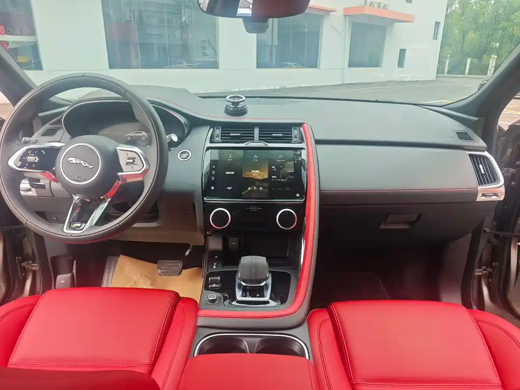 Jaguar E-PACE — миниатюра 9