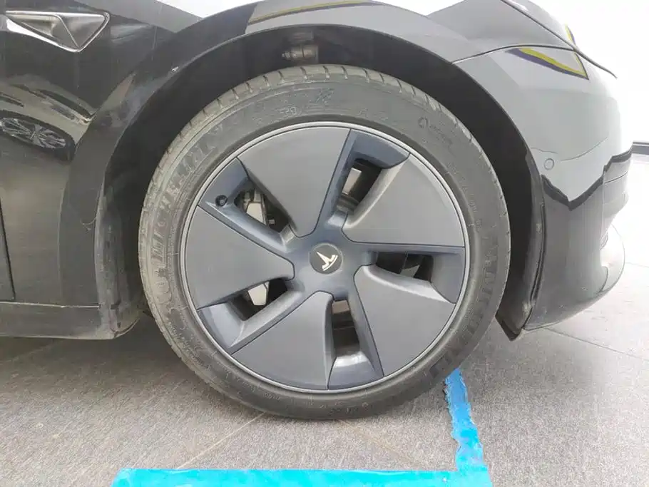 Tesla Model 3 — миниатюра 6