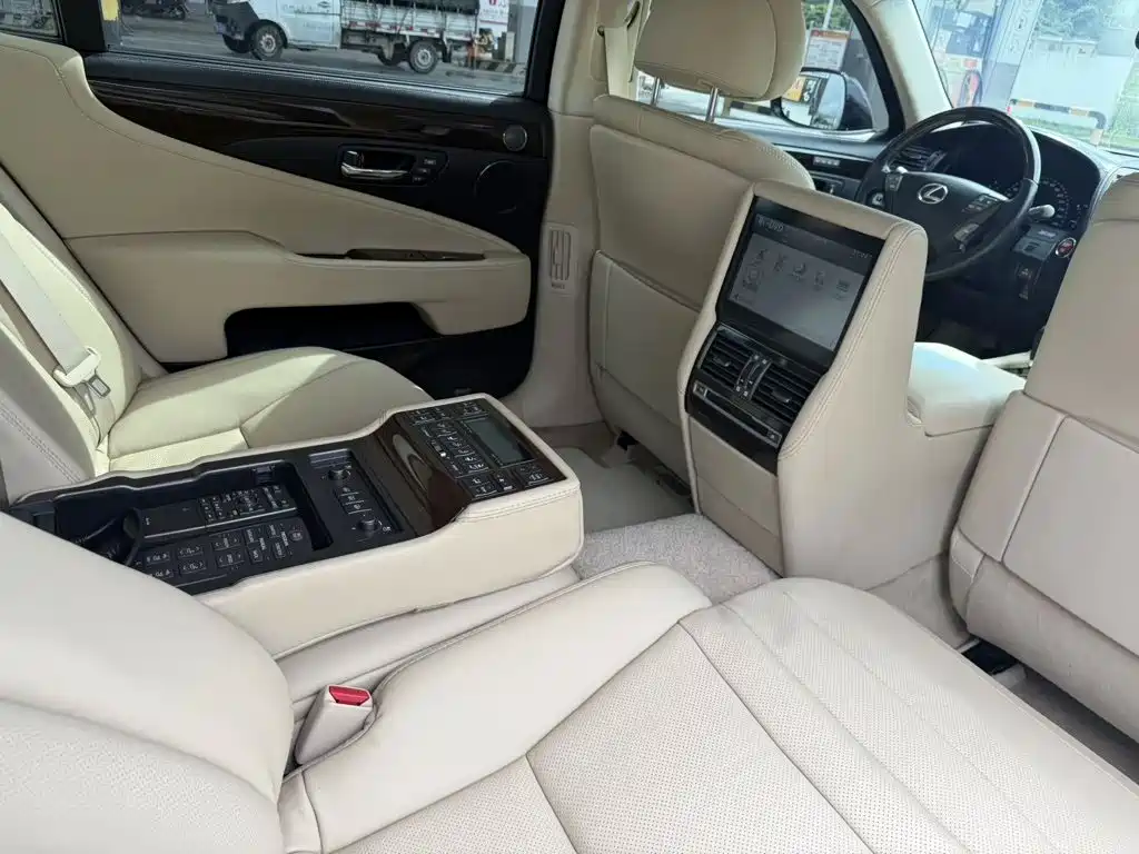 Lexus LS — миниатюра 9