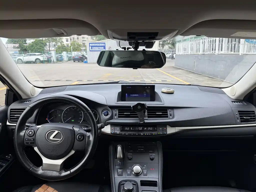 Lexus CT — миниатюра 12