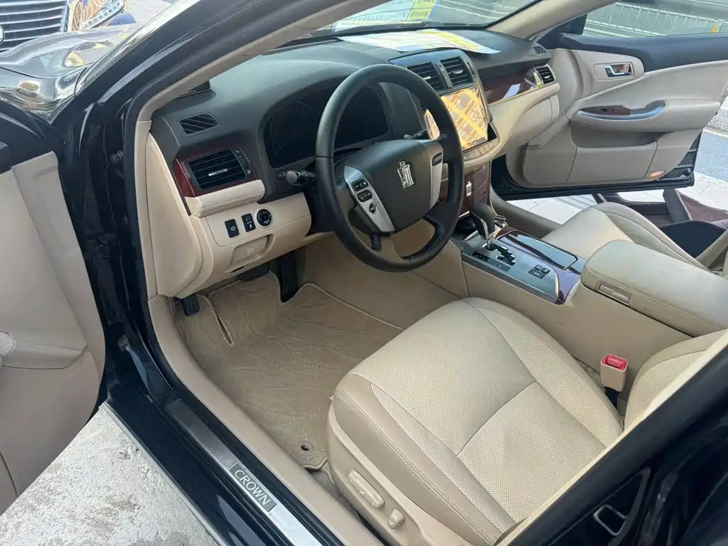 Toyota Crown — миниатюра 11