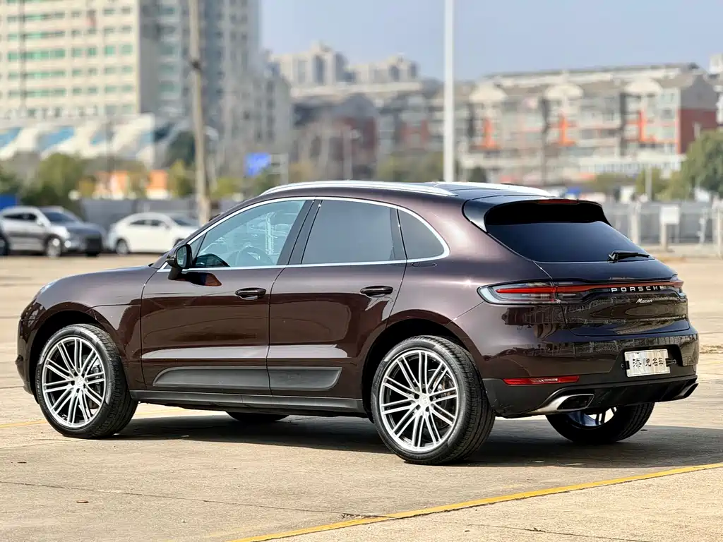 PORSCHE MACAN