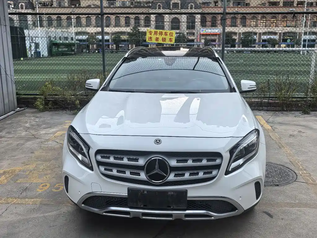 MERCEDES-BENZ GLA