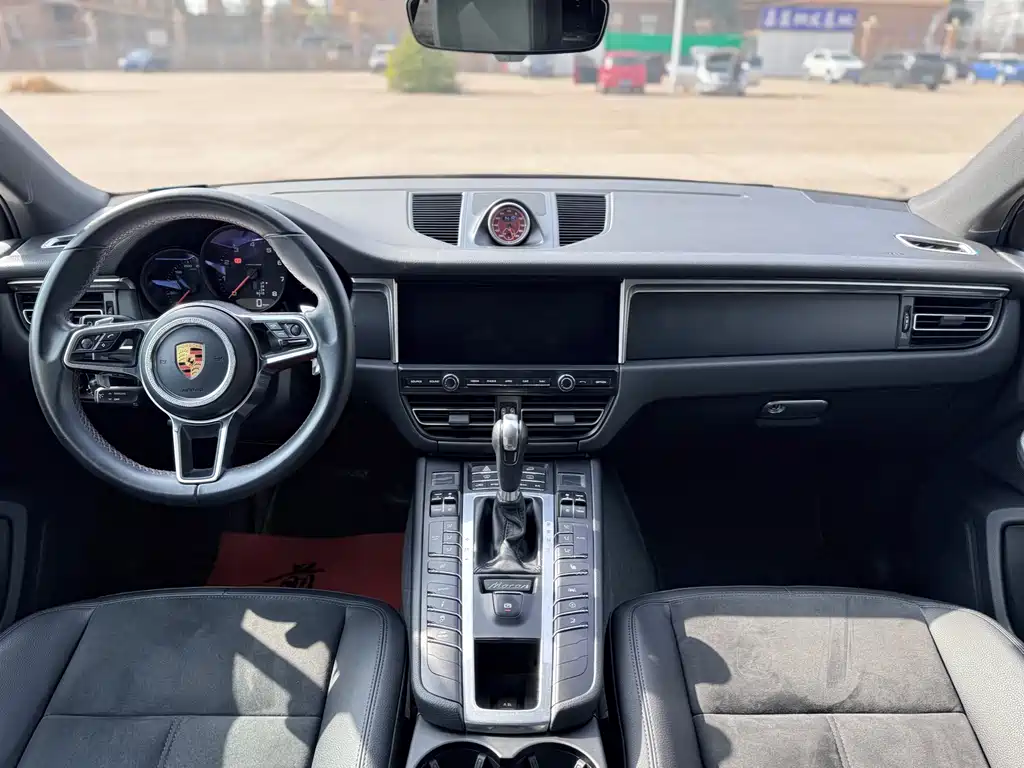 PORSCHE MACAN