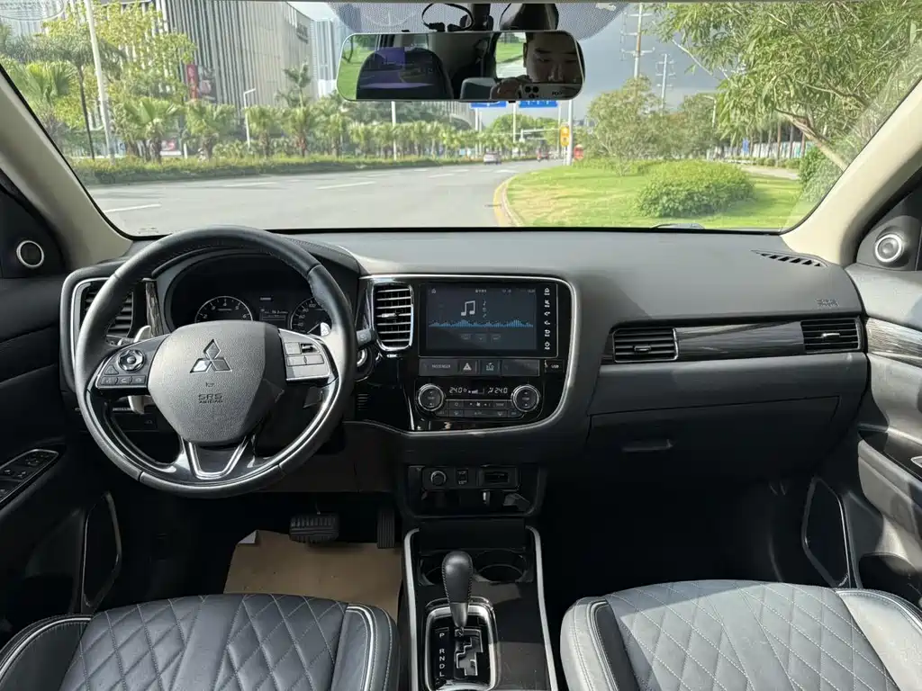 Mitsubishi Outlander 2020 2.4L 7 мест