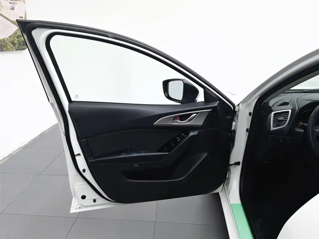 Mazda Mazda3 3 2017 1.5L AT Luxury V
