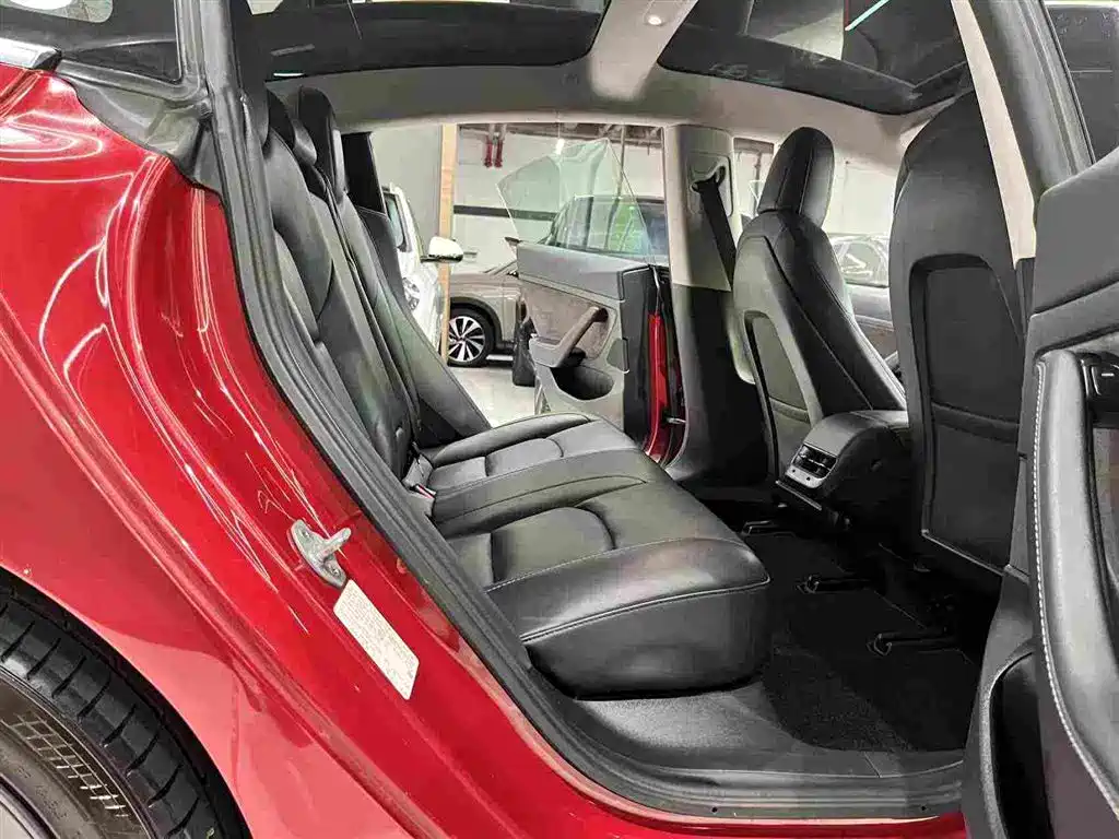Tesla Model 3 — миниатюра 18