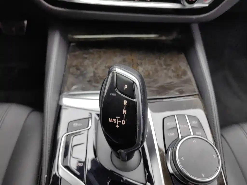 BMW 5 Series — миниатюра 13
