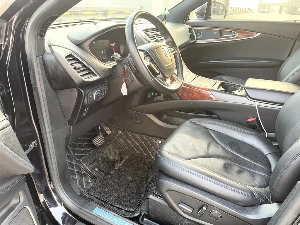 LINCOLN NAVIGATOR (IMPORT)