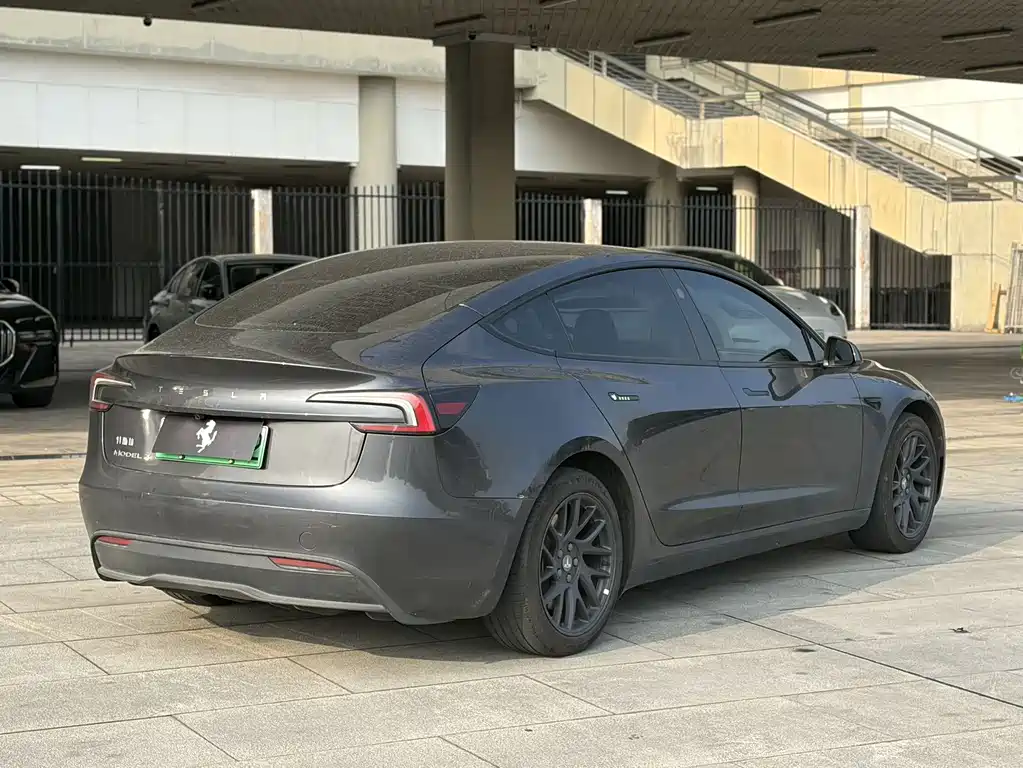 Tesla Model 3 — миниатюра 7