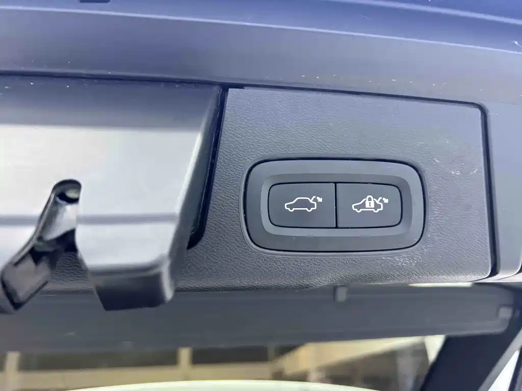 Volvo XC60 PHEV — миниатюра 12