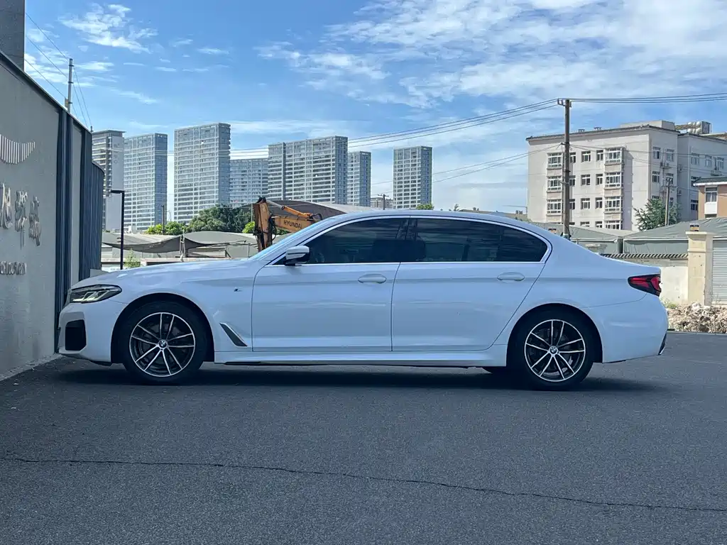 BMW 5 Series — миниатюра 7