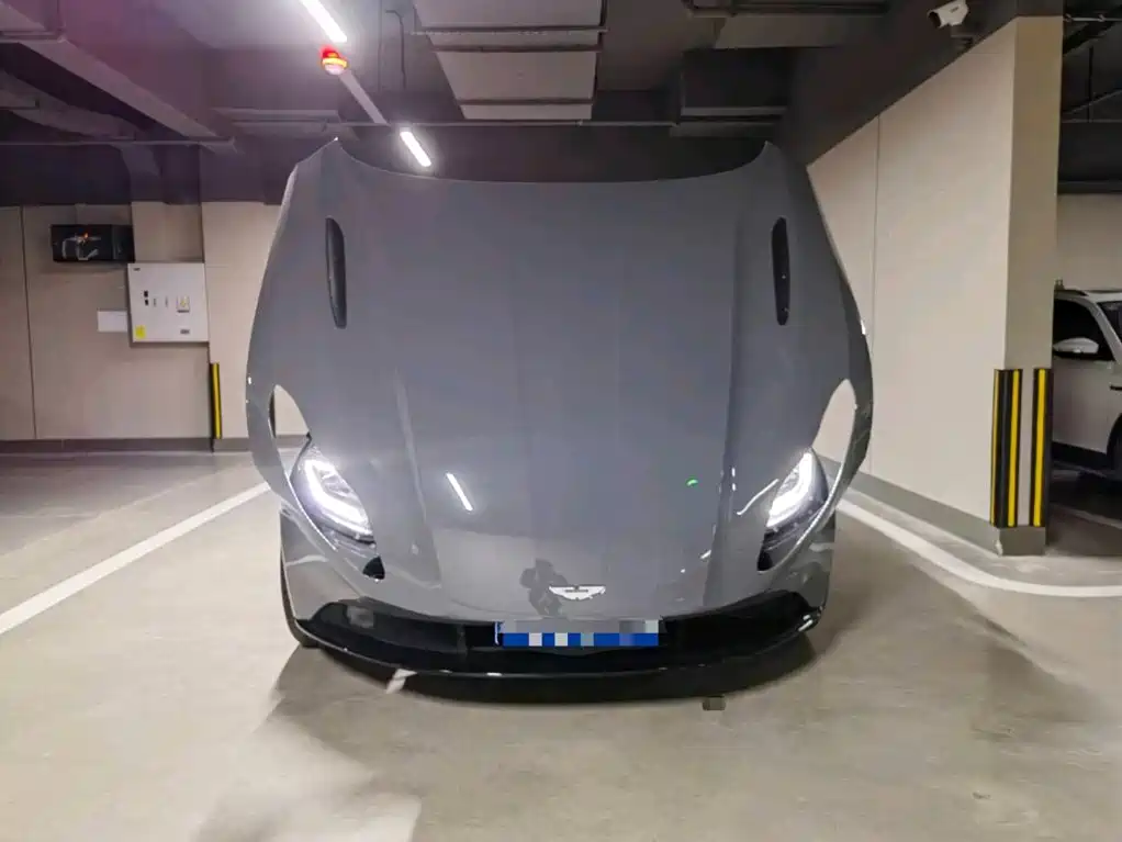 Aston Martin DB11 — миниатюра 2