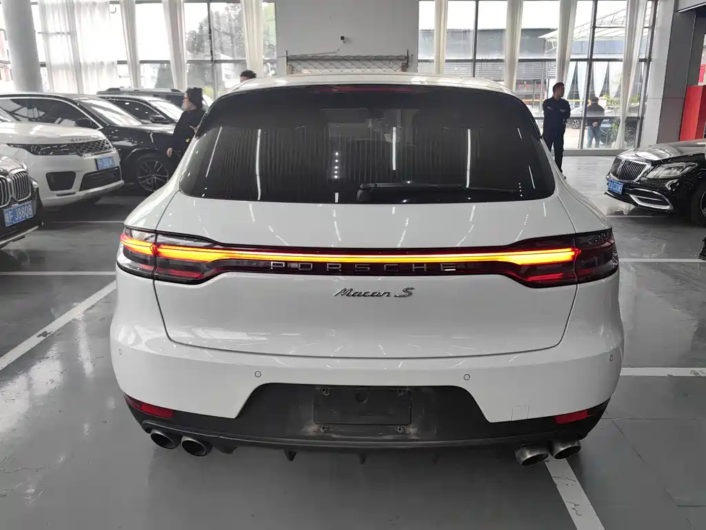 PORSCHE MACAN