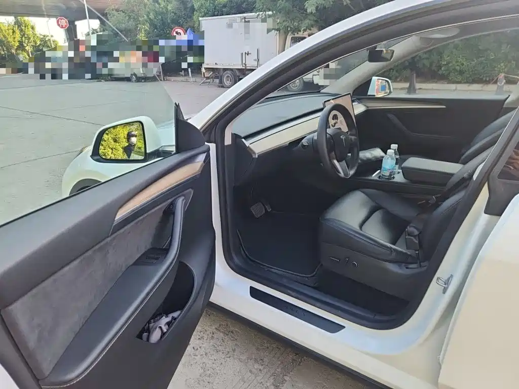Tesla Model Y — миниатюра 12