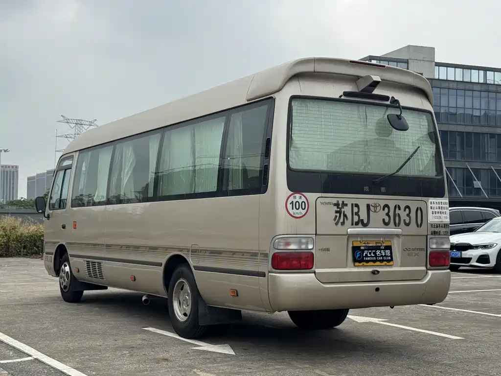 Toyota Coaster — миниатюра 5