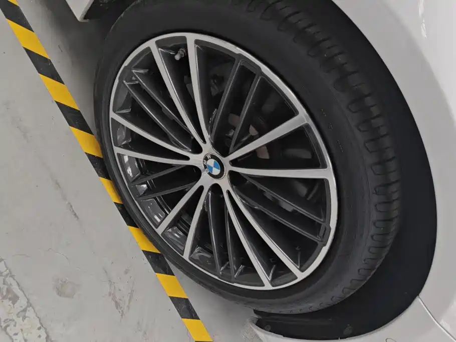 BMW 5 Series — миниатюра 6