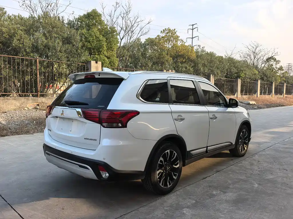 MITSUBISHI OUTLANDER