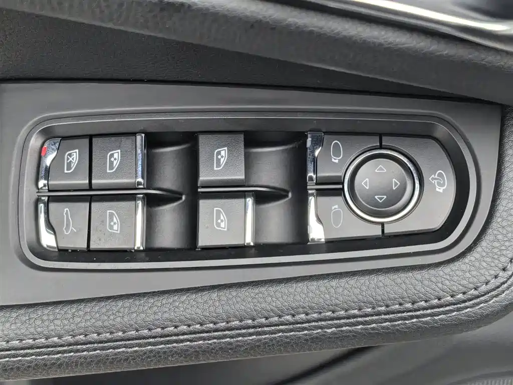 Porsche Macan — миниатюра 27