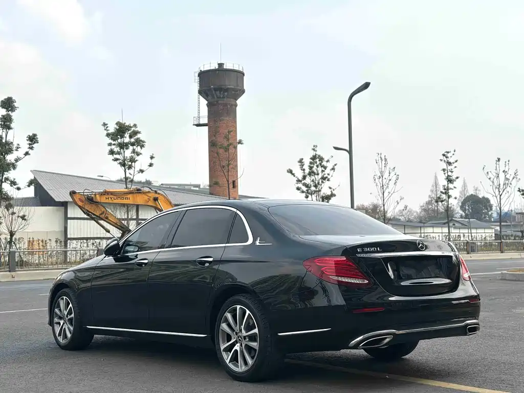Mercedes-Benz E-Class — миниатюра 10