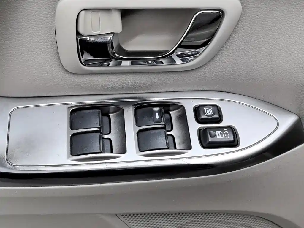 Mitsubishi Pajero (Import) — миниатюра 9