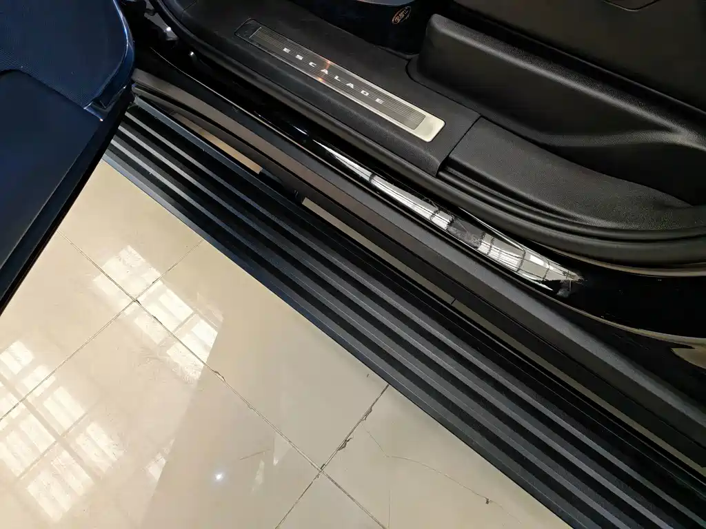 Cadillac Escalade — миниатюра 12