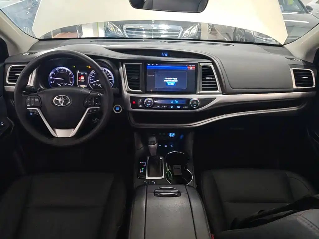 Toyota Highlander 2018 2.0T Luxury 7 мест V