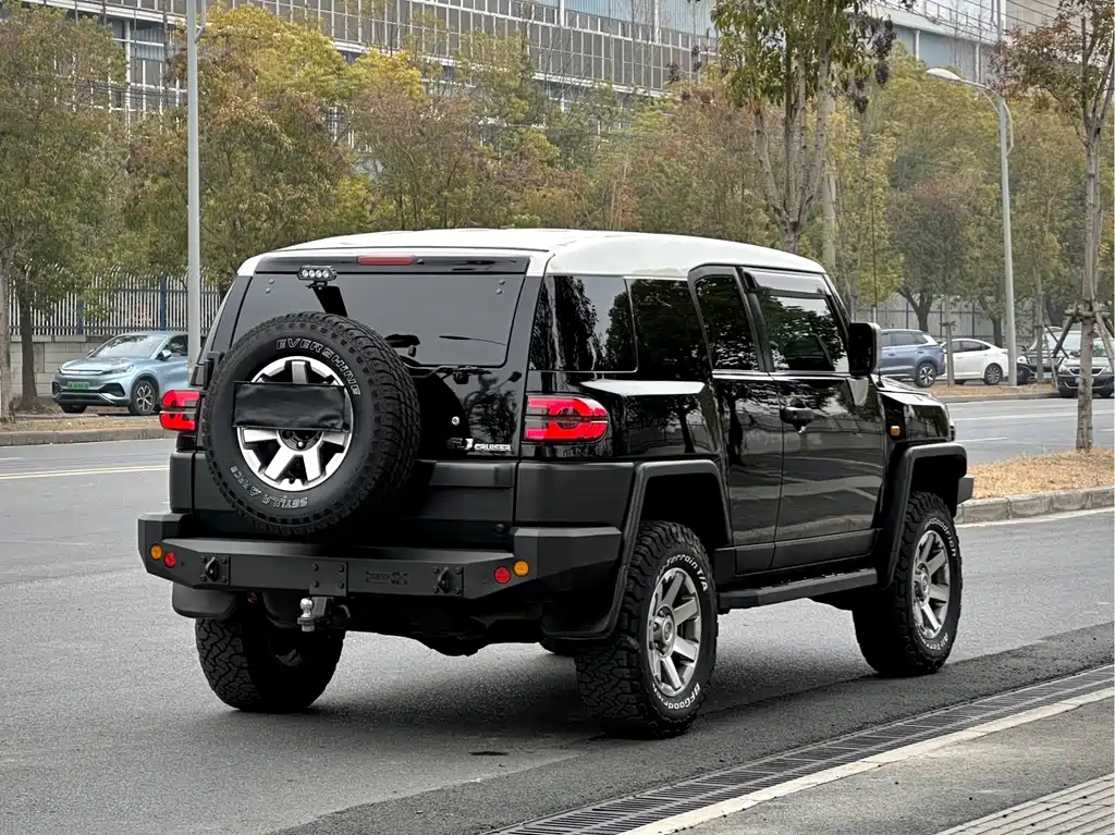 Toyota FJ Cruiser — миниатюра 5
