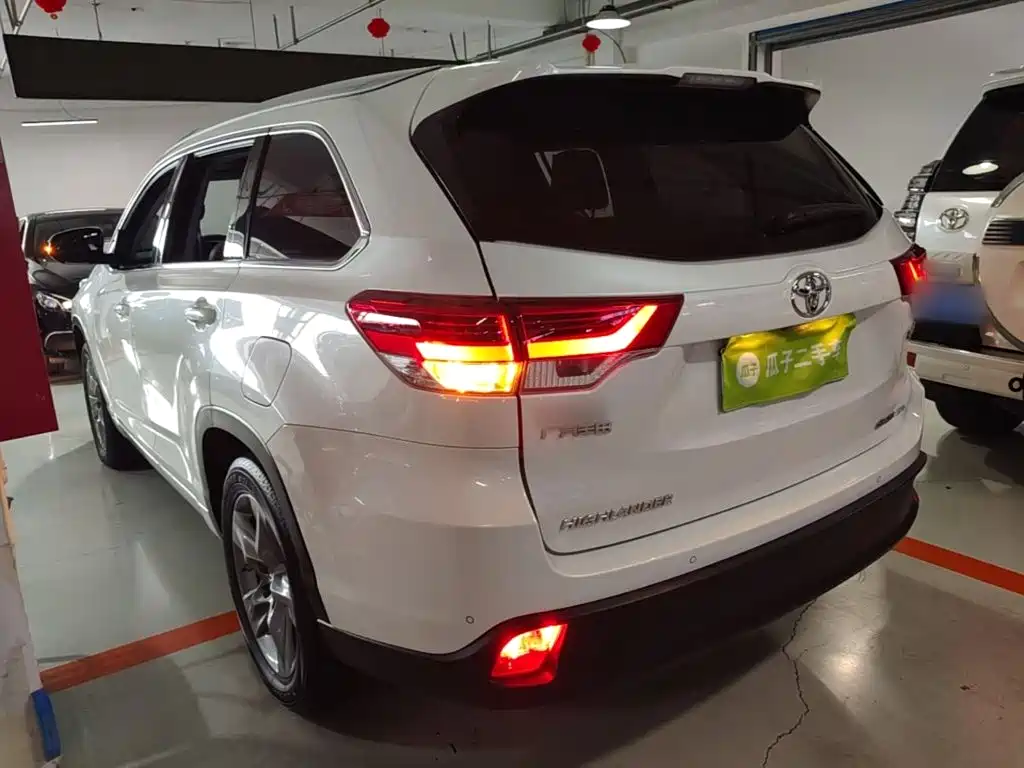 Toyota Highlander 2018 2.0T Luxury 7 мест V