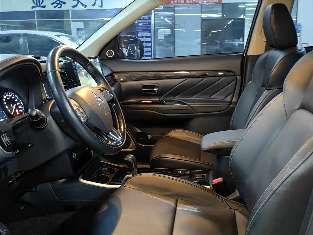 MITSUBISHI OUTLANDER