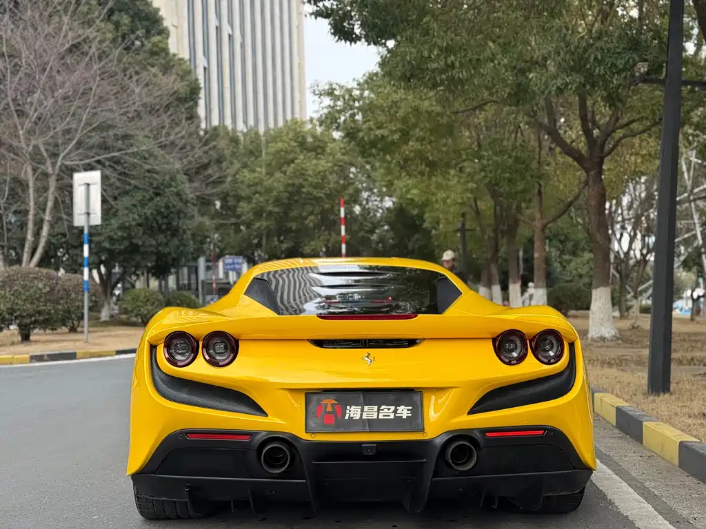 FERRARI F8
